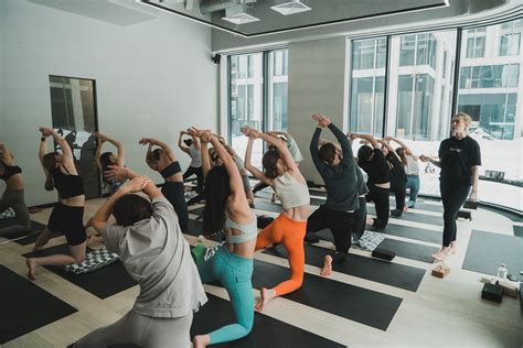 Йога и гавайские танцы: новые курсы для активных жителей Северного Бутова