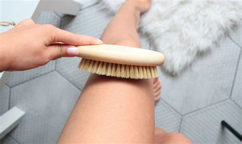 Массаж сухой щеткой: техника для гладкой и упругой кожи