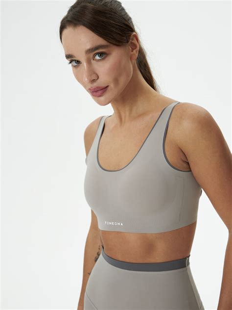 Модные топы для йоги: от бра до свободных футболок