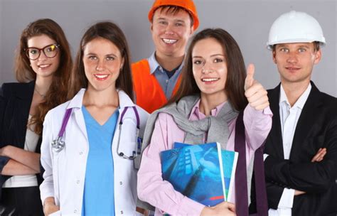 Топ востребованных профессий в модной индустрии России: мнение экспертов